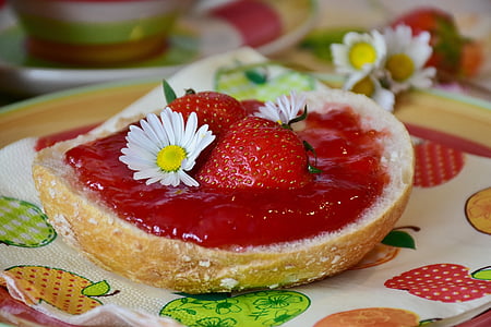 strawberry sliced bread
