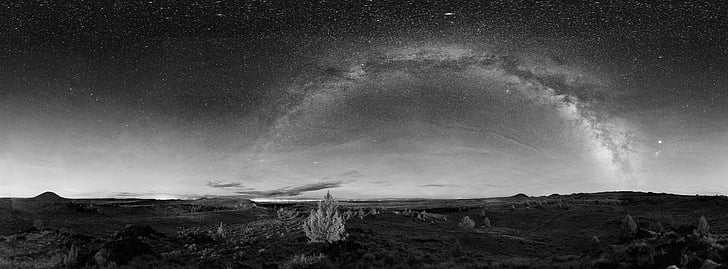grayscale picture of night sky