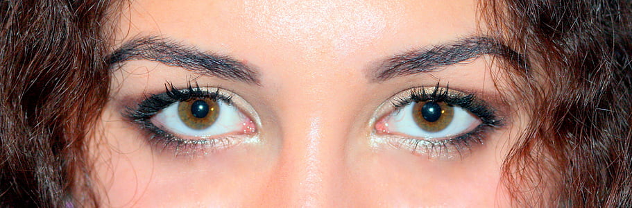 woman wearing black eyeliner and brown eyeshadow