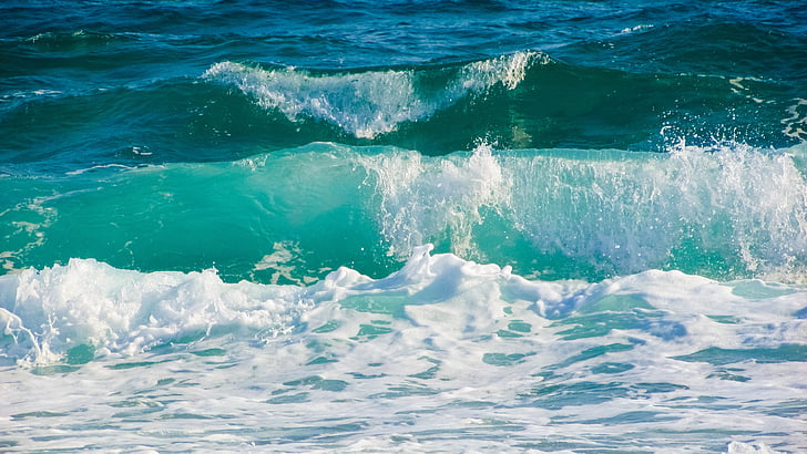 Royalty-Free photo: Close up photo of sea waves