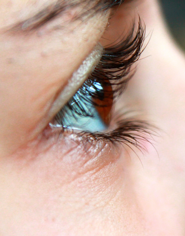 closeup photo of human eye