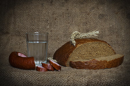 sliced bread near clear drinking glass