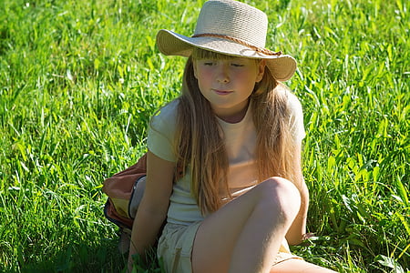 girl in white crew-neck t-shirt and wearing a beige sun hat