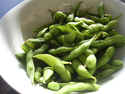 green beans in white bowl