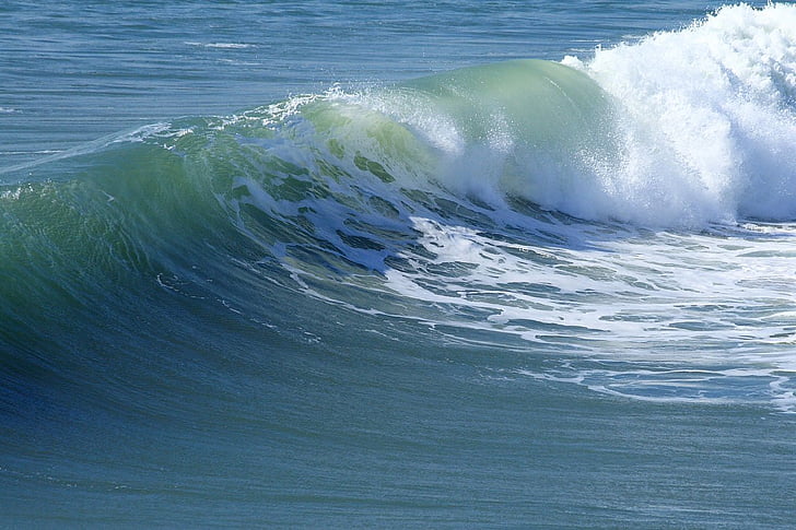 photo of crashing waves