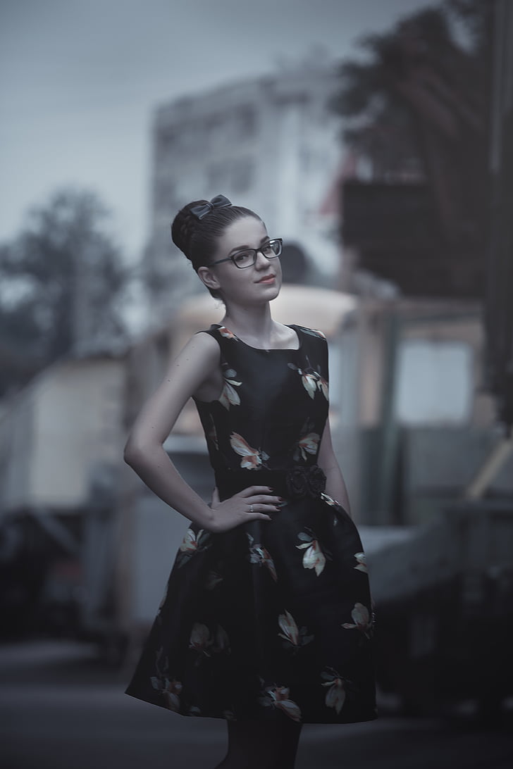 woman wearing black floral sleeveless dress
