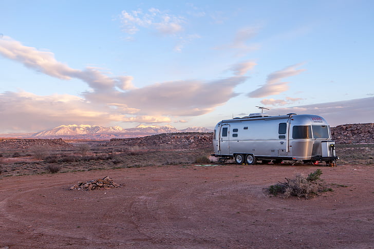 gray camper trailer parked on open field at daytime