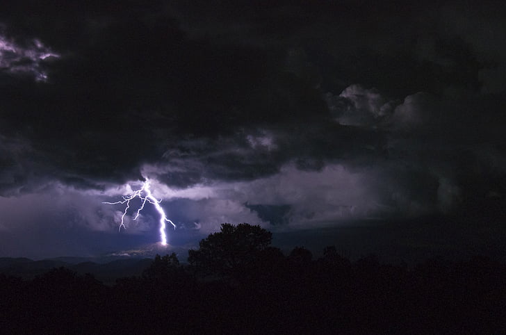 lightning during nightime