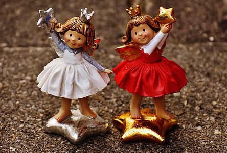 two girl ceramic figurine in macro shot photography