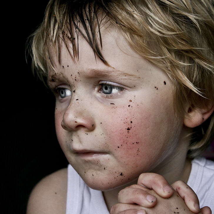 praying boy with dust on face