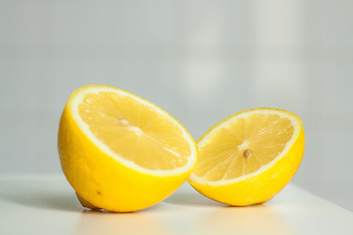 sliced yellow lemon