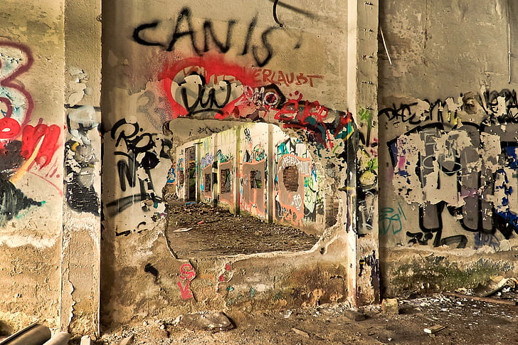 graffiti art on concrete wall
