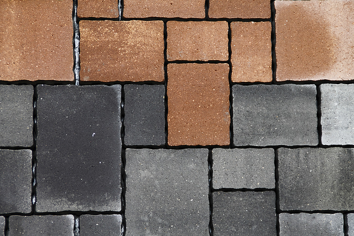 gray and brown concrete bricks