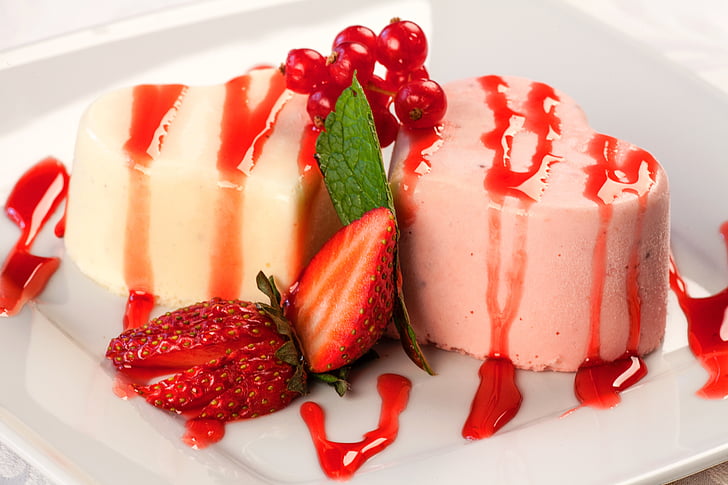 strawberry sliced desert on plate