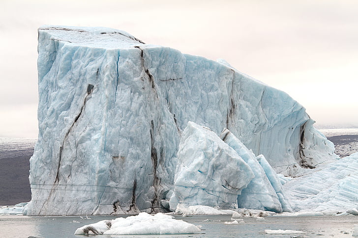 iceberg during daytime
