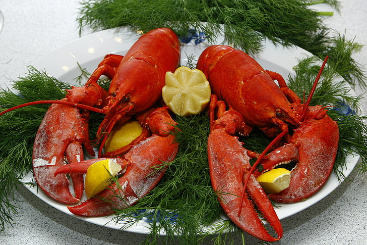 cooked lobsters with sliced limes