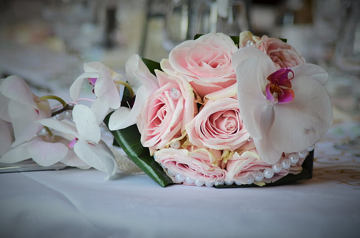 vignette photography of pink rose bouquet