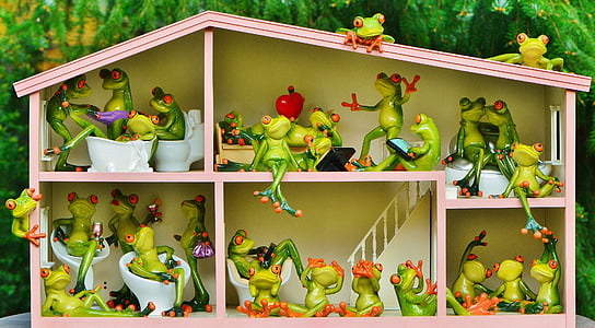 green frog figurines