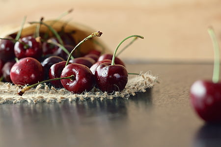 depth of field photography of cherries