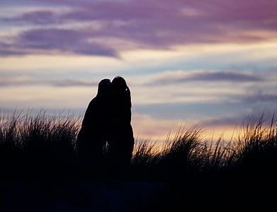 silhouette of a man and woman kissing