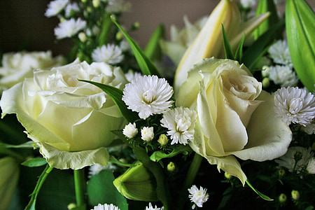 yellow roses and white daisies arrangement