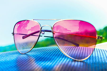 silver-framed aviator sunglasses
