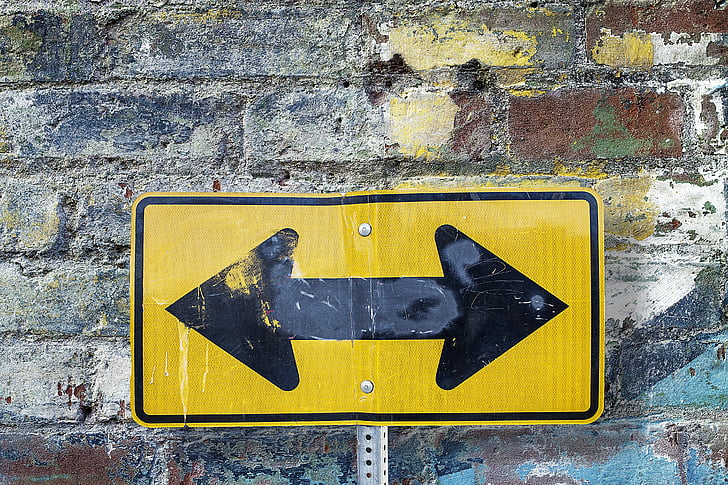 yellow and black arrow signage
