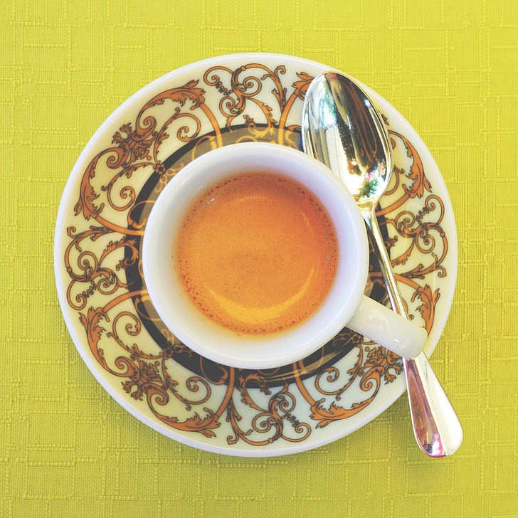 closeup photography of drink filled teacup on saucer