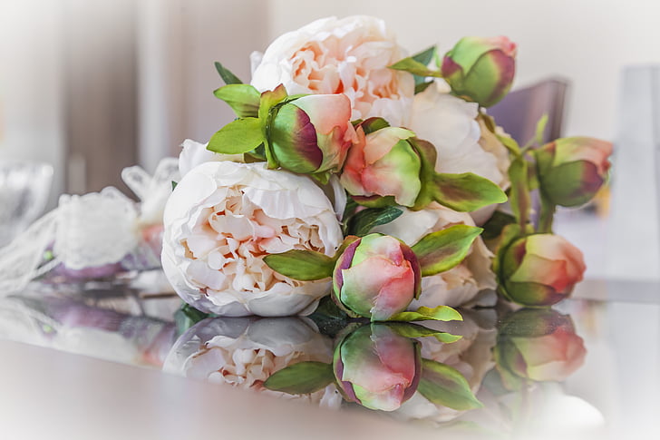 photo of pink and white bouquet
