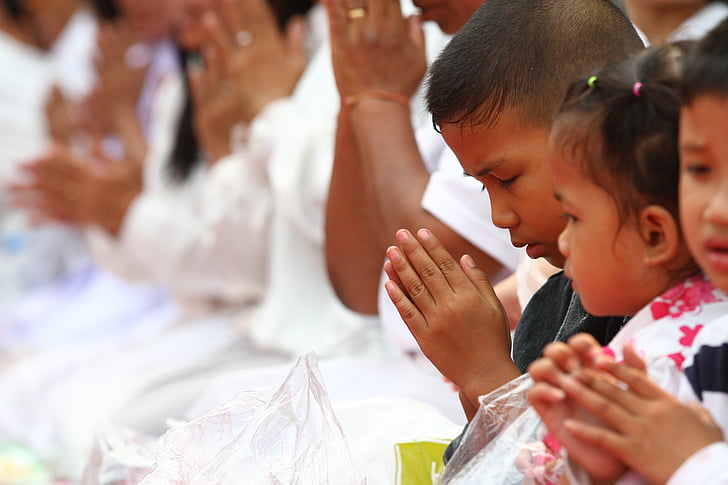 buddhist people praying