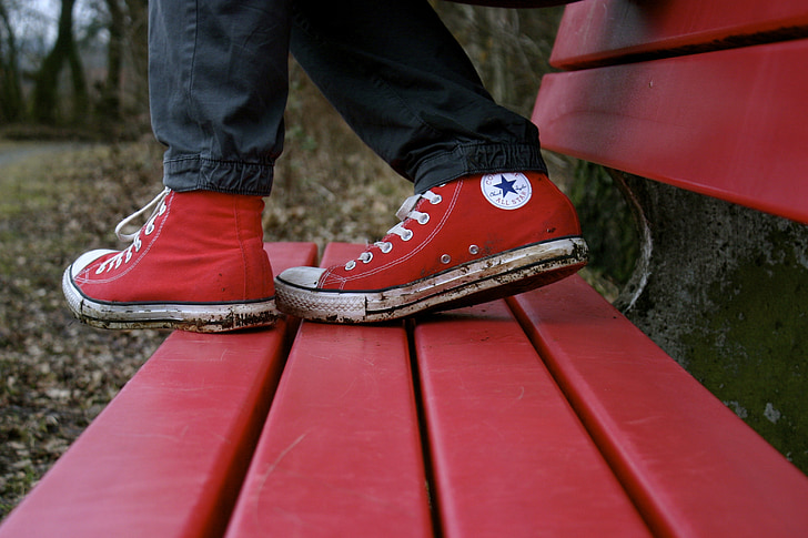 outfits with red high top converse