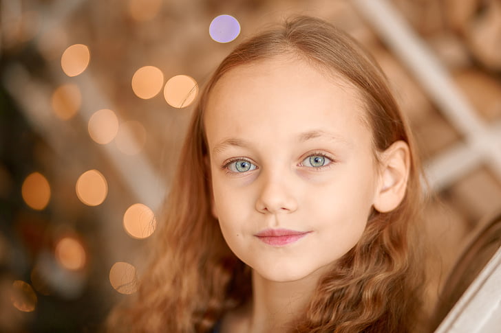 shallow focus photography of girl with brown hair