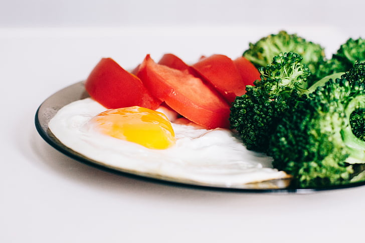 friend egg, broccoli, and sliced tomato plate
