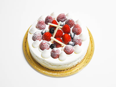 round cake with white icing and strawberries