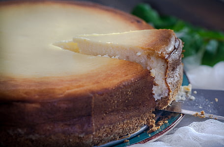 shallow focus photo of round cake pastry