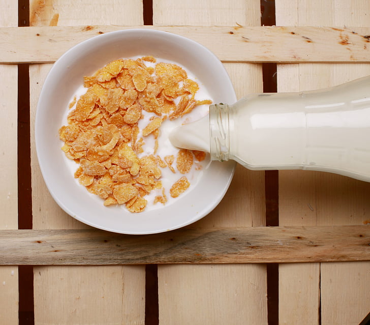https://i2.pickpik.com/photos/921/621/279/cereals-milk-bottle-breakfast-preview.jpg