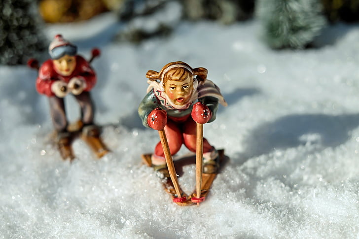 two person on ski blades ceramic figurine