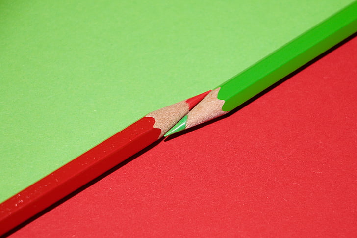 red and green colored pencils