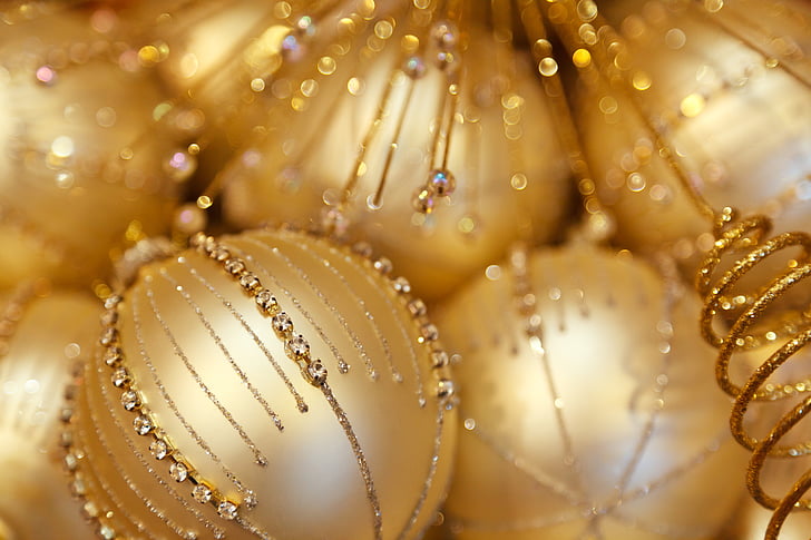 shallow focus photography of gold-colored bauble