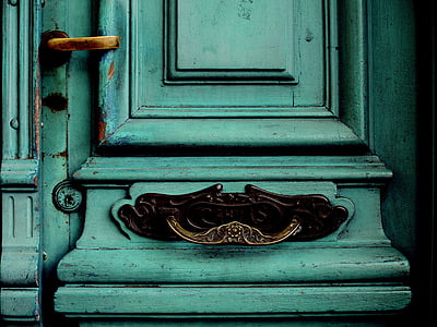 closeup photo of door with door lever