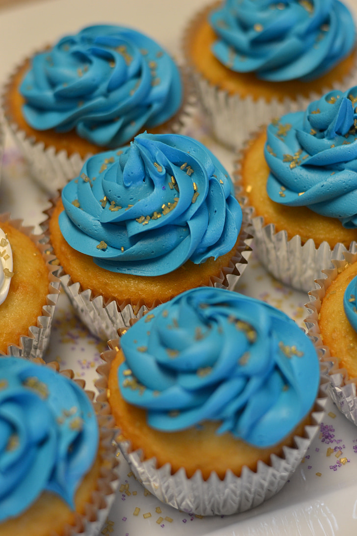 shift-tilt photography of cupcakes with blue icings