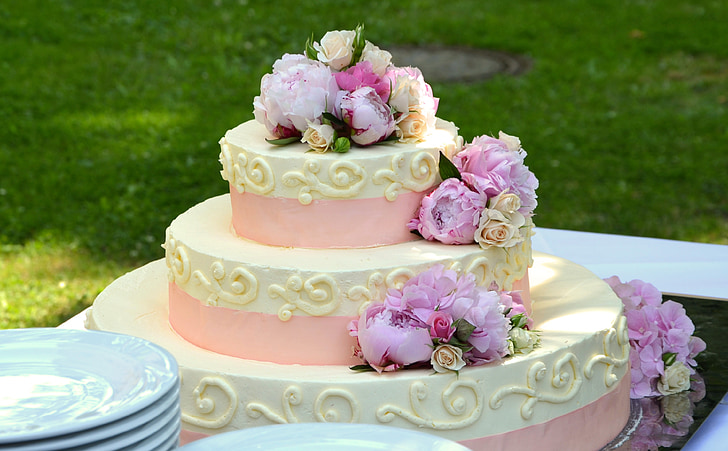 shallow focus photography of white and pink cake with roses