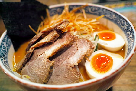 meat with egg and noodles on bowl