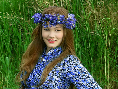 woman wearing blue and white floral print long-sleeved top