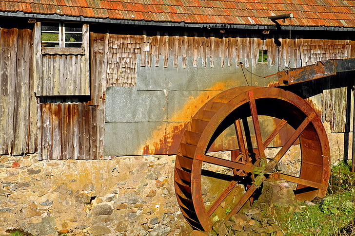 round brown metal wheel during daytime