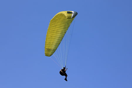 person doing parachute during daytime