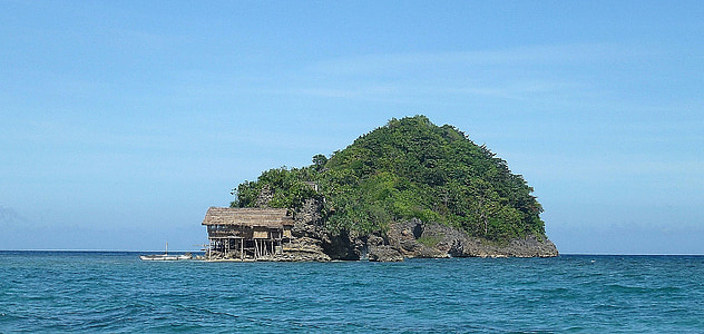 islet with green trees during daytime