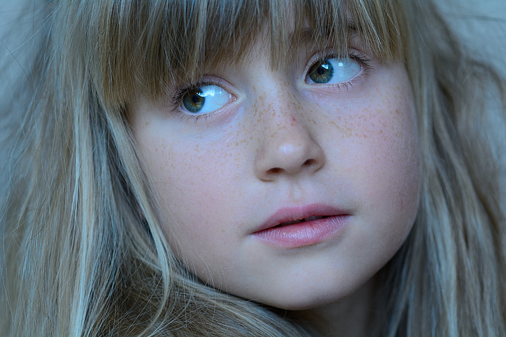 closeup photo of girl's face